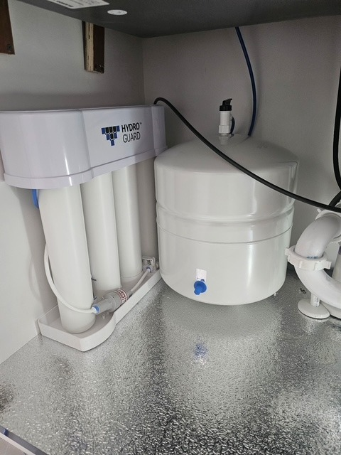 Under-sink 5-stage RO with pressurized storage tank